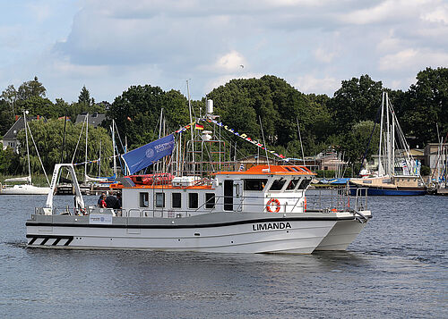 Der Forschungskatamaran „Limanda“ (Foto: Universität Rostock/Julia Tetzke).