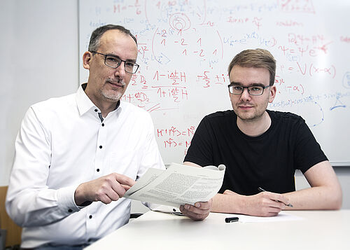 Physik-Professor Dieter Bauer mit dem Master-Absolventen Christoph Jürss, der jetzt an der Uni Rostock promoviert 