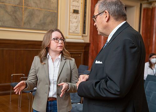 Uni-Rektor Professor Wolfgang Schareck tauscht sich in der Aula der Universität mit Stipendiatin Sophie-Charlotte Nelz aus (Foto: Universität Rostock/Thomas Rahr).