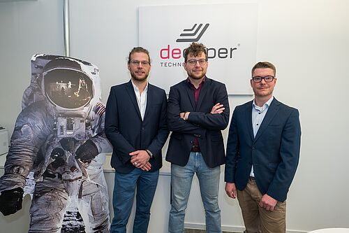 Die Brüder Jakob und Johann Heller sowie Joshua Becker neben dem mannshohen Pappaufsteller von Buzz Aldrin, der 1969 als zweiter Mensch nach Neil Armstrong den Mond betrat. (Foto: Martin Börner).