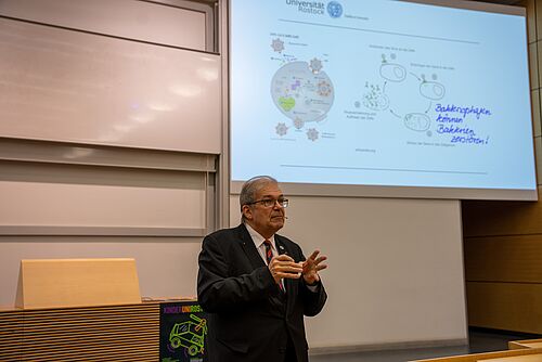 Prof. Wolfgang Schareck, Rektor der Universität Rostock, eröffnet die diesjährige Kinder-Uni Rostock mit seiner Vorlesung „Was genau ist ein Virus?“ (Foto: Maren Schechter/Universität Rostock).