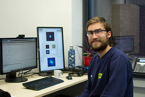 Richard Altenkirch an seinem Arbeitsplatz im Institut für Physik der Universität Rostock. (Foto: Universität Rostock/Marco Kirsch).