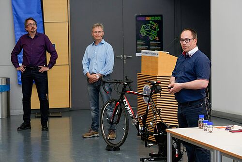 Interaktion und Experimente zum Thema Womit fahren wir in Zukunft? - Von Kraftstoffen, Batterien und Motoren. Prof. Bert Buchholz, Dr. -Ing Mathias Niendorf und Dr.-Ing. Andreas Koch auf der Kinder-Uni-Vorlesung (Foto: Robert Leppin/Universität Rostock).