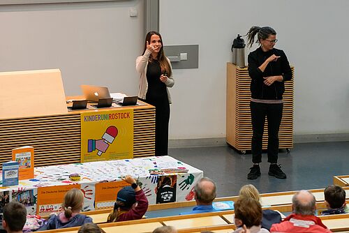 Auf der ersten Kinder-Uni des Wintersemesters 2022/23 am 28. September erklärte die Germanistin Lea-Marie Kenzler (links im Bild), wie man ohne Worte spricht. Mira-Esther Weischet übersetzte die Vorlesung in die Gebärdensprache (Foto: Robert Leppin/Universität Rostock).