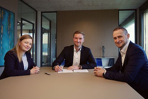 Bildunterschrift: v.l.: Kristina Kowalski, Johannes Büker, Dr.-Ing. Andre Laß (Foto: Julia Hallab/Digitales Innovationszentrum Rostock). 