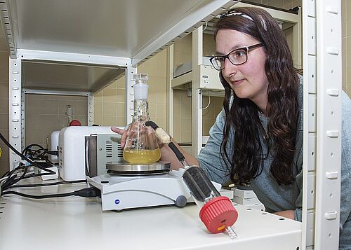 8176a: Duftstoff -Sammlung von Bakterien durch Dr. Nancy Magnus (Foto: Universität Rostock/ Julia Tetzke).