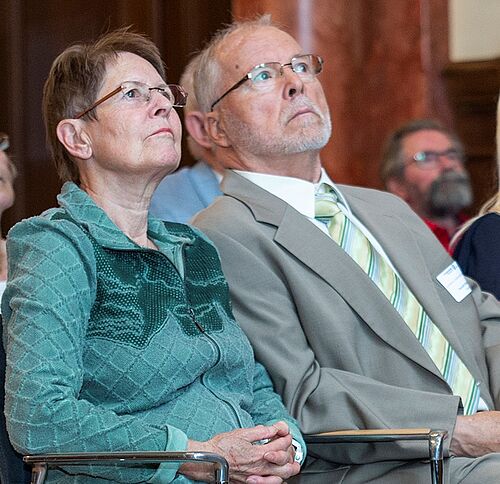 Dr. rer. nat. Harald Ringstorff mit seiner Ehefrau bei der Goldenen Promotionsfeier am 19. Juli 2019 in der Aula der Universität Rostock. (Foto: Universität Rostock/IT- und Medienzentrum).