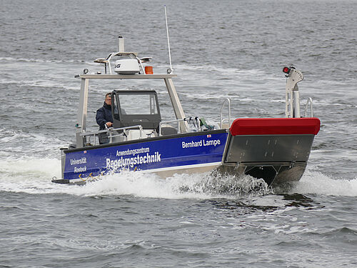 Erste Testfahrt des Experimentalkatamarans auf der Warnow. (Copyright: Institut für Automatisierungstechnik/Universität Rostock).