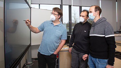 v.l.: Professor Alexander Szameit, Dr. Matthias Heinrich und Max Ehrhardt – die Autoren des Beitrags. (Foto: Universität Rostock/Julia Tetzke).