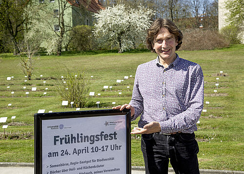 Kustos Dethardt Götze freut sich auf das Frühlingsfest im Botanischen Garten 2022. (Foto: Julia Tetzke/Universität Rostock).