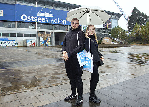 Pia Müller und Fabio Zillmer freuen sich auf das Medizinstudium an der Universität Rostock. (Foto: Universität Rostock Julia Tetzke).   