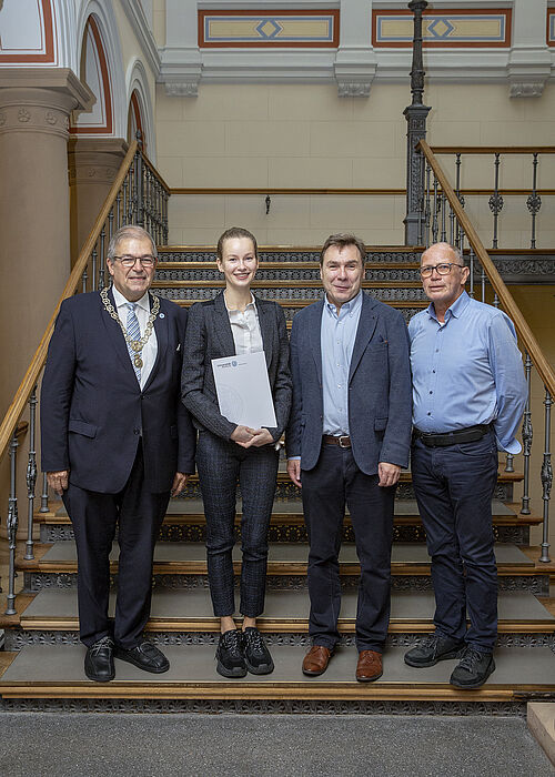 Rektor der Universität Rostock, Professor Wolfgang Schareck, die Preisträgerin der GFUR Sofiya Ruchko, Professor Jörn Dosch (Wirtschafts- und Sozialwissenschaftlichen Fakultät) und Dr. Wolfgang Peters (GFUR) (Foto: Universität Rostock / ITMZ).