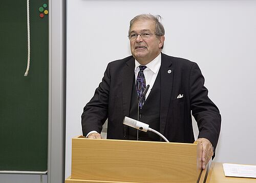 Universitäts-Rektor Professor Wolfgang Schareck freut sich über die interdisziplinäre Forschung an der Fakultät für Maschinenbau und Schiffstechnik. (Foto: Universität Rostock).