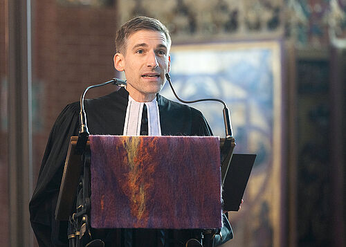 Professor Manuel Stetter bei der Predigt im Gottesdienst zur Amtseinführung als Universitätsprediger am 2. April 2023. (Foto: Universität Rostock/Julia Tetzke). 