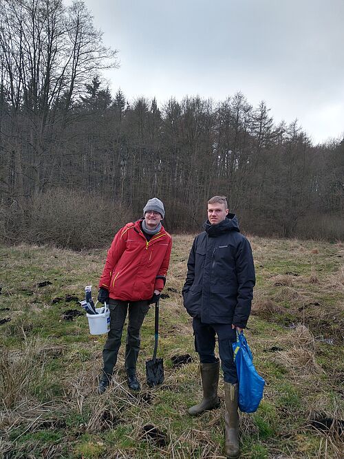 René Naujoks und Frederik Harrs beim Einsatz im NSG Kösterbeck. (Foto: Birgit Schröder).