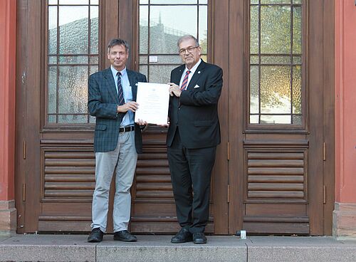 v.l.: Professor Peter Langer und Rektor Professor Wolfgang Schareck. (Foto: Universität Rostock/Kristin Nölting).