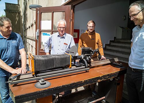 Übergabe des historischen Lichtmikroskops (v.l.) Mathias Chamrad (Lehrstuhl für Werkstofftechnik LWT), Dr. Hans-Georg Groß (DVS), Philipp Wiechmann, Prof. Dr. Olaf Keßler (beide LWT). (Foto Universität Rostock, Thomas Rahr).