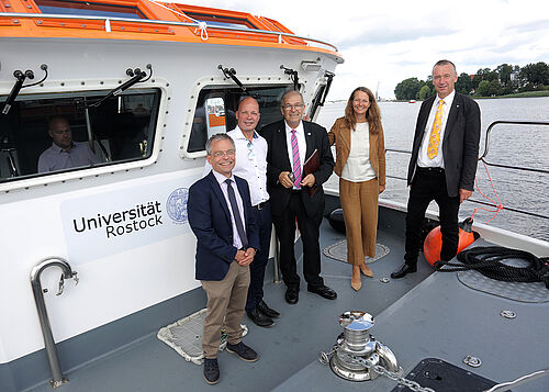 v.l.: Professor Rüdiger Köhling, Dr. Chris Müller-von Wrycz Rekowski, 1. Stellvertreter des Oberbürgermeisters der Hanse - und Universitätsstadt Rostock, Professor Wolfgang Schareck, Rektor der Universität Rostock, Bildungsministerin Bettina Martin und Professor Hendrik Schubert, Leiter des Departments Maritime Systeme an der Universität Rostock, an Bord der "Limanda". (Foto: Universität Rostock/Julia Tetzke).