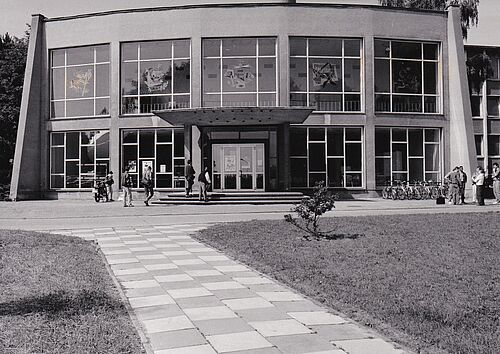 Der Große Hörsaal wurde 1960/61 fertiggestellt, erst nach der Wende kam der behindertengerechte Zugang (Schräge) hinzu. (Fotos (2) Universität Rostock).