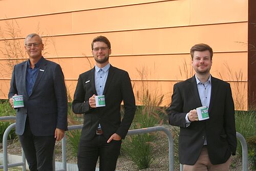 (v.l.n.r.) Die drei OPTIMUM-Projektpartner der Universität Rostock Dr. Frank Golatowski, Hannes Raddatz und Fabian Hölzke. Hannes Raddatz und Fabian Hölzke schreiben derzeit auf Basis der Projektergebnisse an ihrer Promotion. OPTIMUM hat das Ziel, alte und neue Maschinen unterschiedlicher Hersteller über eine standardisierte Schnittstelle zu verbinden, so dass zum Beispiel Krane in Zukunft autonome Aufgaben übernehmen können(Foto: Hendryk Richter).