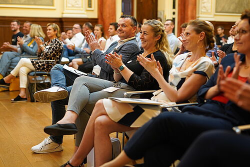 Die Prämierungsveranstaltung des Ideenwettbewerbs „Inspired“ 2023 fand in der Aula der Universität Rostock statt. (Foto: Jessica Brach | nerdvibe).