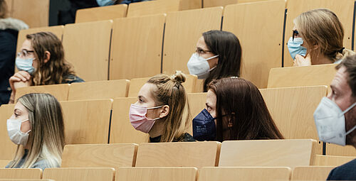 Internationale Studierende nach langer Zeit wieder im Arno-Esch-Hörsaal (Foto: Steve Kröger).