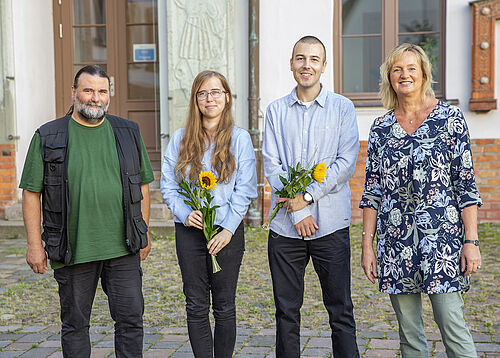 v.l.: Ausbilder Volker May, Auszubildende Kyra Gabbei, Auszubildender Lukas Staudigl und Ausbilderin Martina Koller (Foto: Universität Rostock/Thomas Rahr).