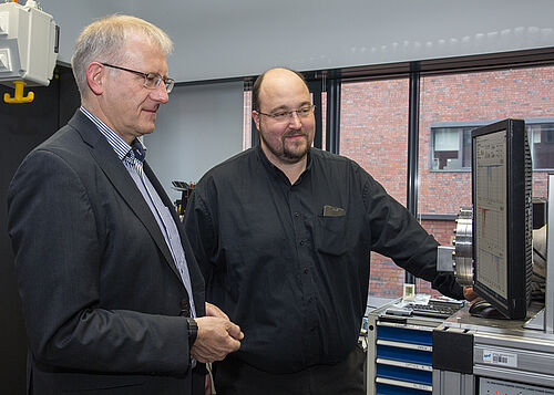 In den Laboren von Professor Ralf Zimmermann (l.) an der Universität Rostock wird an der schnellen Erkennung luftgetragener Gefahrstoffe geforscht. Die Schweriner Firma Photonion führt diese Methoden unter Leitung von Dr. Sven Ehlert zur Anwendungsreife.