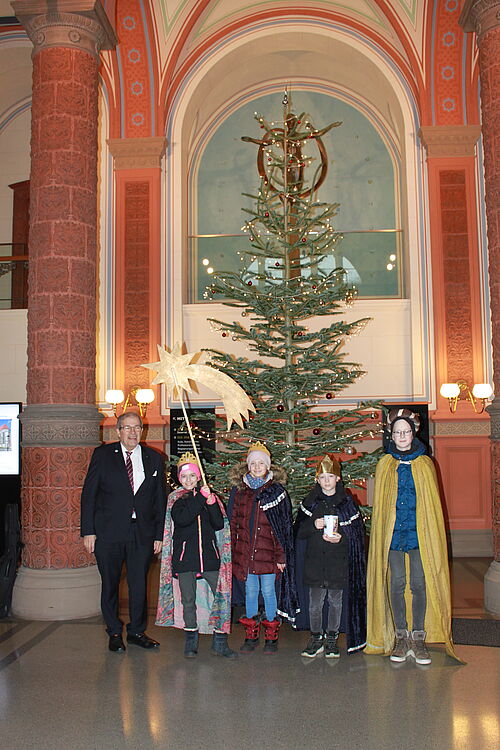 Die Sternsinger waren am 11. Januar 2023 zu Gast im Universitätshauptgebäude und brachten den Segen für das Jahr 2023. (Foto: Universität Rostock/Kristin Nölting).