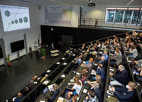 Professor Lorenz Kienle von der Christian-Albrechts-Universität zu Kiel hält den Festvortrag zur Eröffnung des ELMI-MV zum Thema „Elektronenmikroskopie: eine Reise in den Nanokosmos“ (Foto: Thomas Rahr/Universität Rostock). 