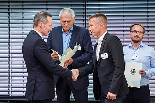 Professor Torsten Jeinsch vom Lehrstuhl Regelungstechnik der Universität Rostock mit Dr. Volker Wissing, Bundesminister für Digitales und Verkehr (Foto: BMDV).