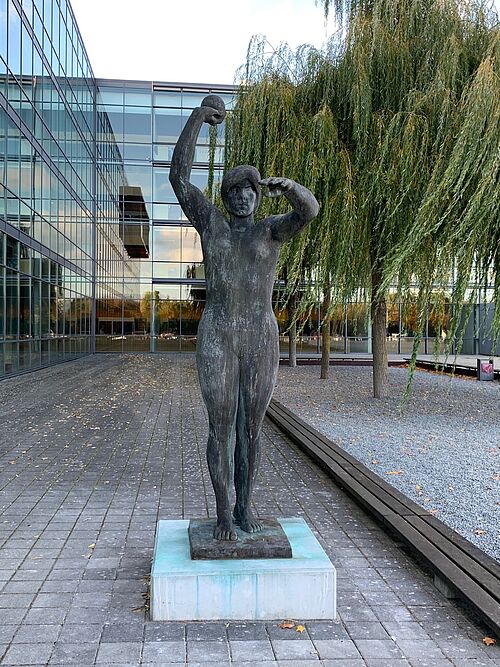 Bronzeskulptur „Kugelstoßerin“ von Ludwig Engelhardt. (Foto: Universität Rostock/Angela Hartwig).