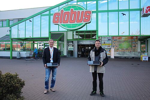 Frank Meissler (Leiter Globus-Markt Roggentin) und Prof. Peter Langer (v.l.). (Foto: Professor Langer). 