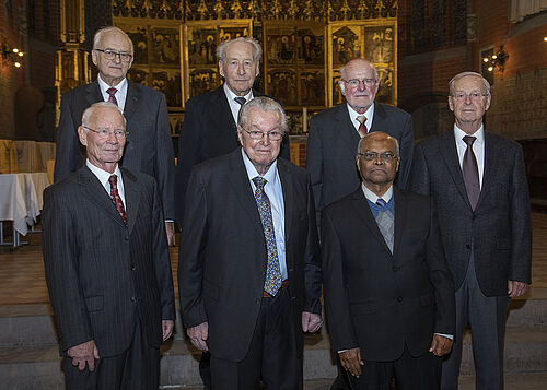 Goldene Promovenden (hintere Reihe von links:) Prof. Heinrich Krambeer, Prof. Johann Gätke, Prof. Bernhard Gleß, Dr. Franz Heider, (vordere Reihe:) Prof. Hartmut Mrugowsky, Dr. Konrad Friedrichs, Dr. A.V. Krishna Rao 