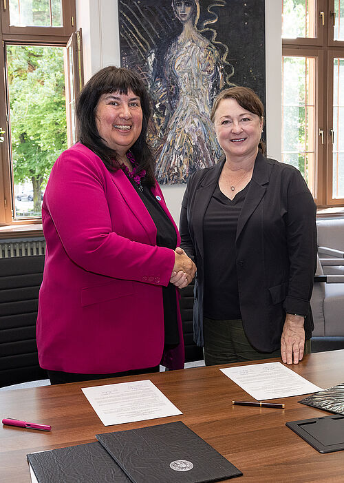 Professorin Elizabeth Prommer, Rektorin der Universität Rostock (l.), und Dr. Amy Conger, Prorektorin für Globales Engagement der North Carolina State University, unterzeichneten am 13. Juni 2024 ein Memorandum of Understanding. (Foto: Universität Rostock/IT- und Medienzentrum).