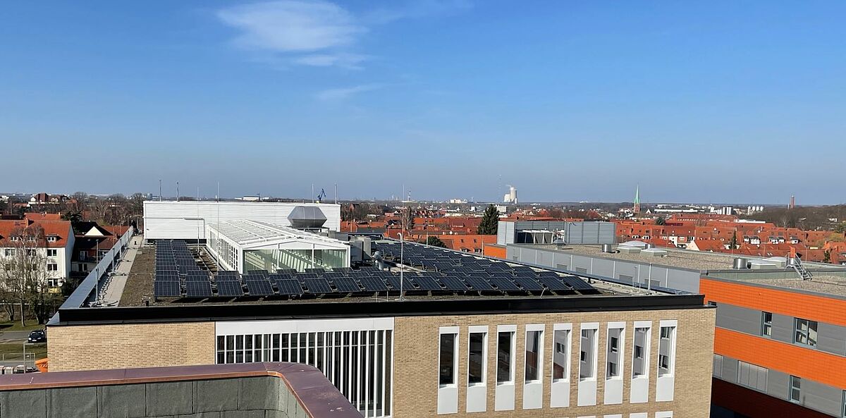 Photovaltaikanlage Erweiterungsbau Chemie der Mathematisch-NAturwissenschaftlichen Fakultät. (Foto: Universität Rostock/Peter Wickboldt).