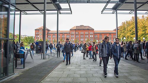 Wieder Leben auf dem Campus und im Hörsaal – vom 1. Juni bis 15. Juli können sich Studieninteressierte um einen Studienplatz zum Wintersemester 2022/2023 in den zulassungsbeschränkten Studienfächern der Universität Rostock bewerben (Foto ITMZ/Universität Rostock).