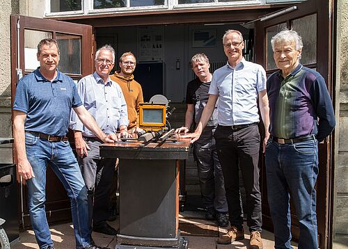 Übergabe des historischen Lichtmikroskops (v.l.) Mathias Chamrad (Lehrstuhl für Werkstofftechnik LWT), Dr. Hans-Georg Groß (DVS LV M-V), Philipp Wiechmann (LWT), Klaus Lange (Projektleiter DVS AG I3), Prof. Dr. Olaf Keßler (LWT), Christian Krause (phanTECHNIKUM). (Foto Universität Rostock, Thomas Rahr).