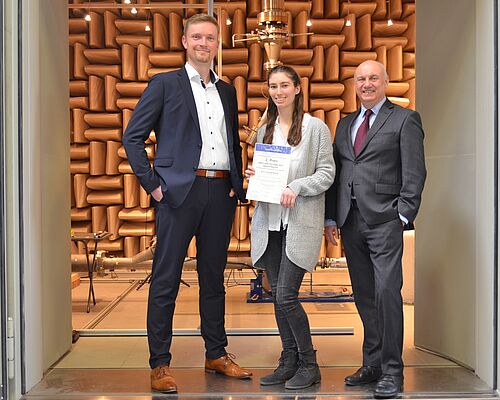 v.l.: Johannes Büker, Swantje Romig und Professor Frank-Hendrik Wurm. (Foto: privat).