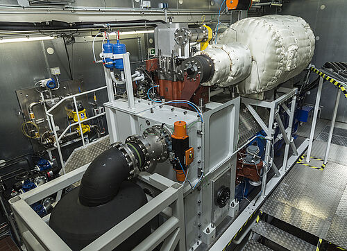 ieses Foto zeigt den Motorprüfstand mit dem neuen großen mittelschnelllaufenden 1-Zylinder Forschungsmotor der Universität Rostock