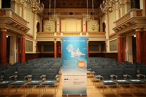 Vorbereitung zur Prämierungsfeier des Ideenwettbewerbs in der Aula der Universität Rostock. (Foto: Jessica Brach | pixflut).