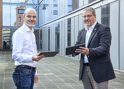 Professor Udo Kragl (rechts), Leiter des „RoHan“-Projektes diskutiert mit Dr. Dirk Hollmann über die Errichtung des neuen internationalen Katalysezentrums. (Julia Tetzke/ITMZ-Universität Rostock).