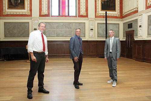 Gemeinsame Begrüßung des Mare Balticum Fellows Professor Tibor Hortobágyi (mitte) durch den Prorektor für Forschung, Prof. Udo Kragl(links) und dem Direktor des Institutes für Sportwissenschaft (rechts), Prof. Sven Bruhn (Foto: Universität Rostock/Kristin Nölting).