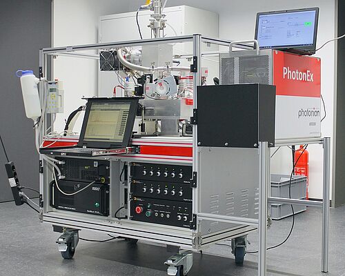 Aerosolmassenspektrometer: The single-particle aerosol mass spectrometer developed at the University of Rostock can be used to directly analyze individual fine dust particles from the air. During the test cruise, the instrument will be tested at sea for the first time (Photo: Julian Schade/University of Rostock).