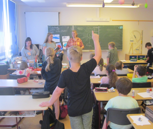 Bild 1 und Bild 2: Lesezauber mit den Grundschullehramtsstudierenden Antonia Lindemann und Iana Dober auf Deutsch, Russisch und Ukrainisch aus dem selbst gebastelten Märchenbuch (Foto: Wenke Mückel/Universität Rostock).