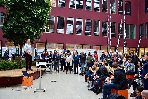 Science Slammer Dr. Daniel Pauling vor dem Publikum (Foto: Universität Rostock / Henriette Klafs).