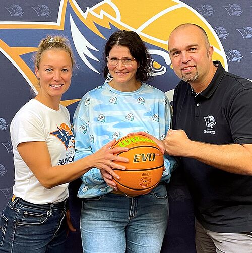 Bildunterschrift: Josephine Zädow (l.) und André Jürgens vom Rostock Seawolves e.V. einigten sich mit Juliane Lanz vom Hochschulsport auf mehr Zusammenarbeit. (Foto: Christin Schulz).