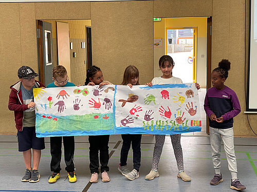 Ein Sommerschulteam: Hand in Hand beim Lesen, Schreiben und Rechnen. (Foto: Sebastian Fricke). 