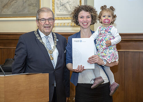 DAAD-Preisträgerin Anna Hanf (geb. Szabó) mit ihrer Tochter neben dem Rektor der Universität Rostock, Professor Wolfgang Schareck (Foto: Universität Rostock / ITMZ).