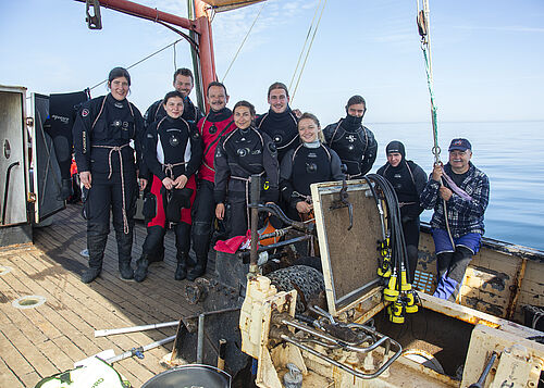 Der Forschungstaucherlehrgang 2020 der Universität Rostock mit Ausbilder Dr. Gerd Niedzwiedz auf einem 17-Meter-Kutter. (r.im Bild)